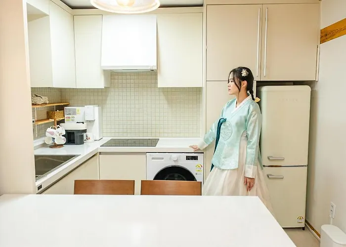 Appartement 경복궁역 5분 한옥독채 "the Onda" 마당정원 야간사진명소, 6인 장기숙소 Seoel