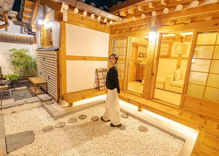 Appartement 경복궁역 5분 한옥독채 "the Onda" 마당정원 야간사진명소, 6인 장기숙소