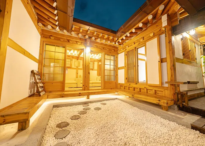 경복궁역 5분 한옥독채 "the Onda" 마당정원 야간사진명소, 6인 장기숙소 Seoel