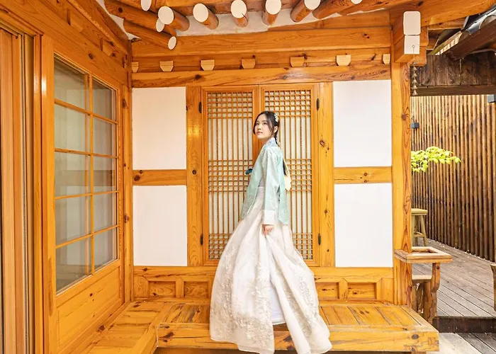 경복궁역 5분 한옥독채 "the Onda" 마당정원 야간사진명소, 6인 장기숙소 *