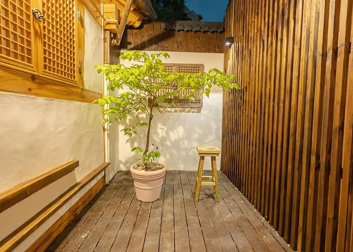 경복궁역 5분 한옥독채 "the Onda" 마당정원 야간사진명소, 6인 장기숙소 Seoel