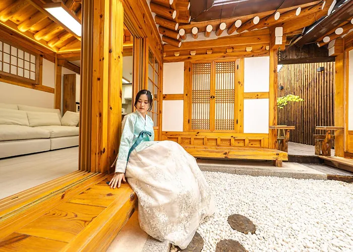 경복궁역 5분 한옥독채 "the Onda" 마당정원 야간사진명소, 6인 장기숙소 * Seoel