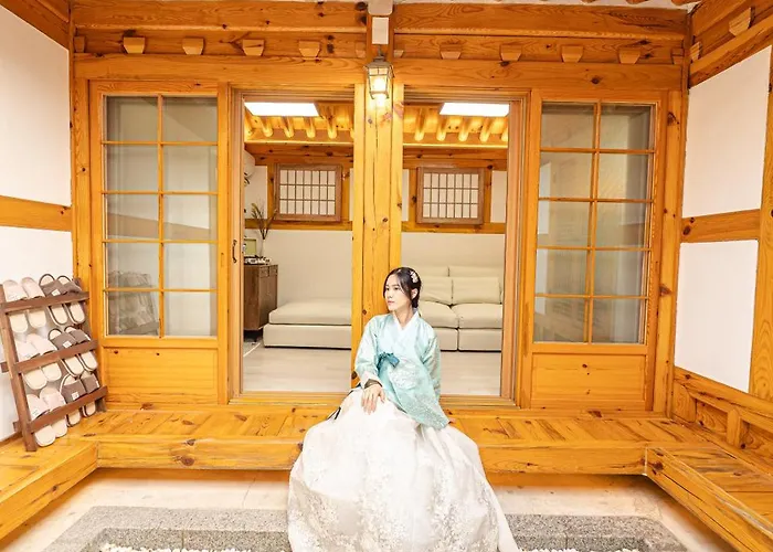경복궁역 5분 한옥독채 "the Onda" 마당정원 야간사진명소, 6인 장기숙소 Seoel