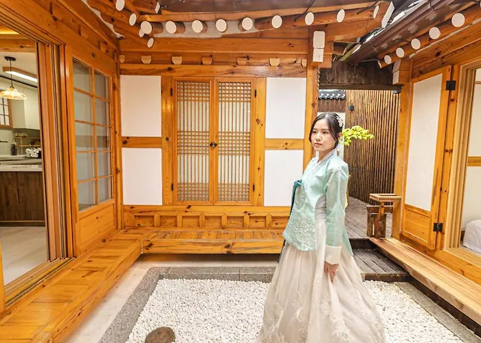Appartement 경복궁역 5분 한옥독채 "the Onda" 마당정원 야간사진명소, 6인 장기숙소 Seoel