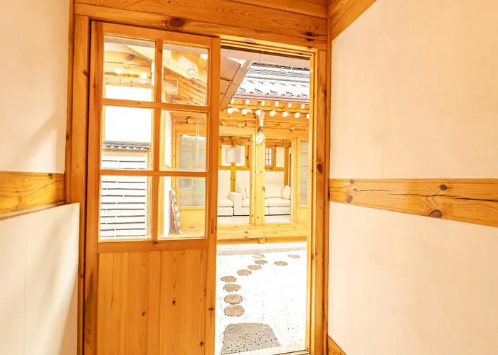 경복궁역 5분 한옥독채 "the Onda" 마당정원 야간사진명소, 6인 장기숙소 Seoel