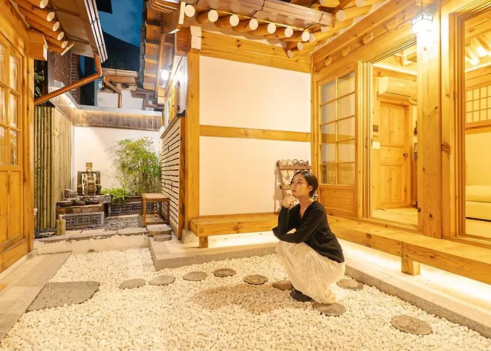 경복궁역 5분 한옥독채 "the Onda" 마당정원 야간사진명소, 6인 장기숙소 Appartement Seoel