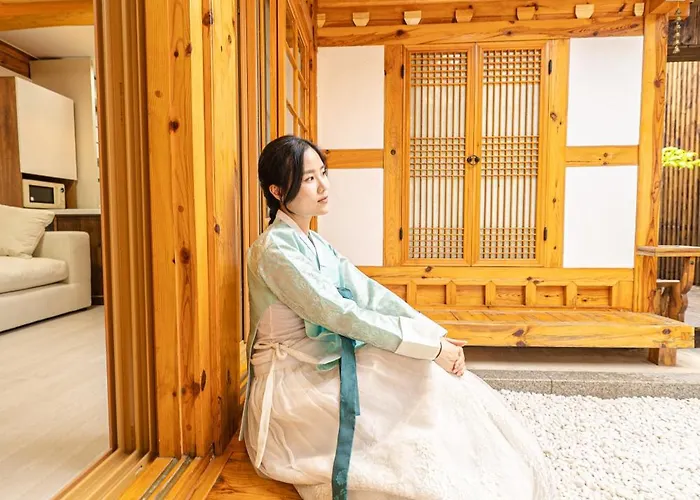 경복궁역 5분 한옥독채 "the Onda" 마당정원 야간사진명소, 6인 장기숙소 *